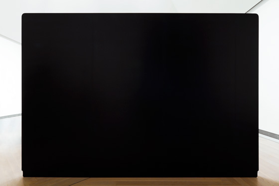 Bone, black, lamp, black... a second from half a second ago